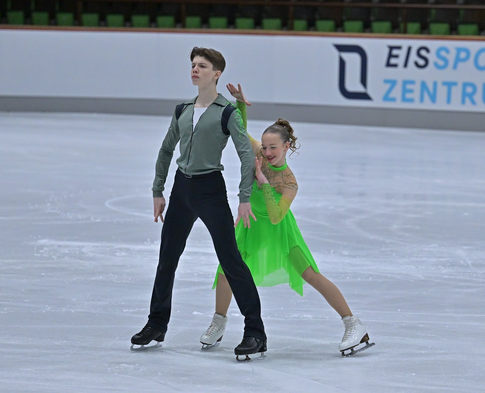 Daryna Zimina und Jan Egorov bei der Deutschen Meisterschaft im Advanced Novice Eistanz in Oberstdorf 2025
